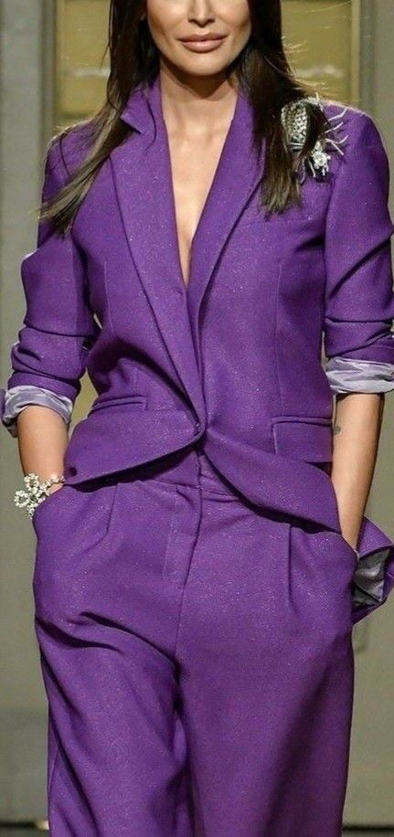 Purple Fashion Outfit, Preppy Chic Outfits, Look Fashionista, Skirt Inspiration, Blazer And T Shirt, Purple Outfits, Woman Suit Fashion, Fashion Mistakes, Style Mistakes