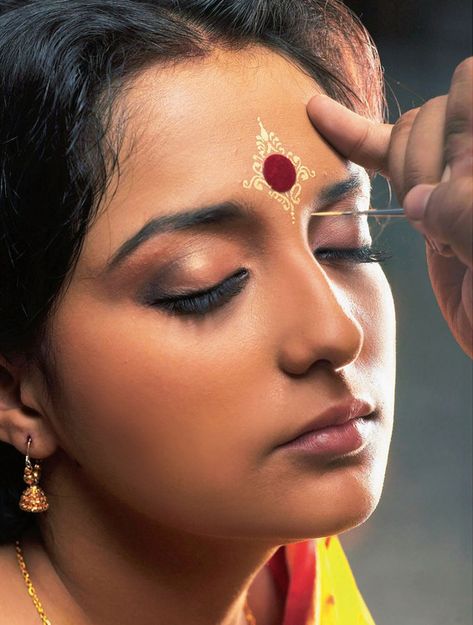 Kumkum Bindi Styles For Bengali Brides Bengali Makeup, भारतीय दुल्हन संबंधी, Indian Bride Makeup, Bengali Bridal Makeup, Bridal Art, Bridal Makeup Images, Bengali Bride, Bengali Wedding, Indian Photoshoot