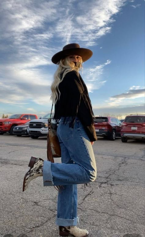 Styling Cowgirl Boots With Jeans, Aesthetic Rodeo Outfit, Western Outdoorsy Outfits, Cowgirl Hat Outfit Winter, Western Style Inspiration, Fall Country Outfits Concert, Rainy Day Country Outfit, Flat Brim Hat Outfit Western, California Western Style