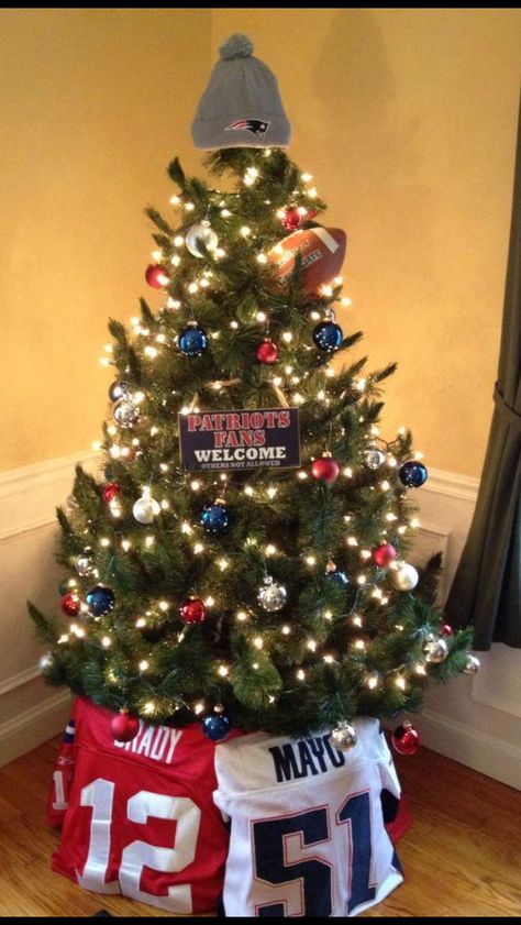 New England Patriots Christmas Tree (decorations) Nfl Christmas Tree Ideas, Dining Room Partition, Football Christmas Tree, Nfl Christmas, Decorated Trees, Christmas Memes, Tree Themes, Patriots Football, Colonial Christmas