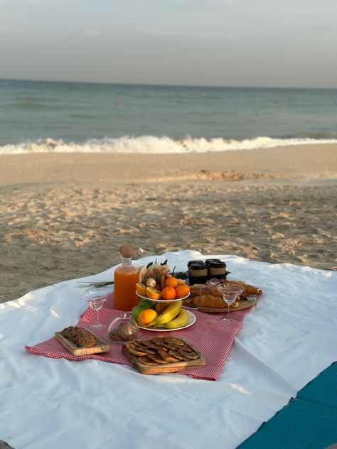 Breakfast Picnic, Breakfast On The Beach, Good Morning Breakfast, Romantic Picnics, Picnic Foods, Morning Breakfast, Beach Picnic, Summer Picnic, Girls Trip