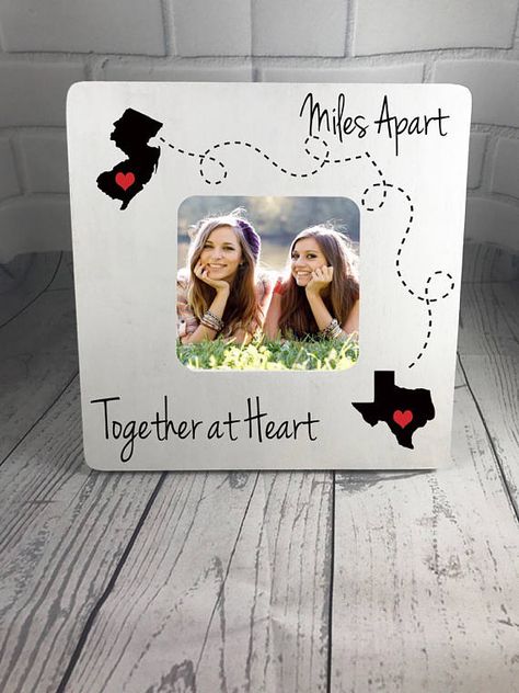 Friend Quotes Distance, Brunette Blond, Friendship Distance, Friends Frame, Diy Gifts In A Jar, Gifts In A Jar, Mason Jar Gift, Friendship Presents, About Friendship