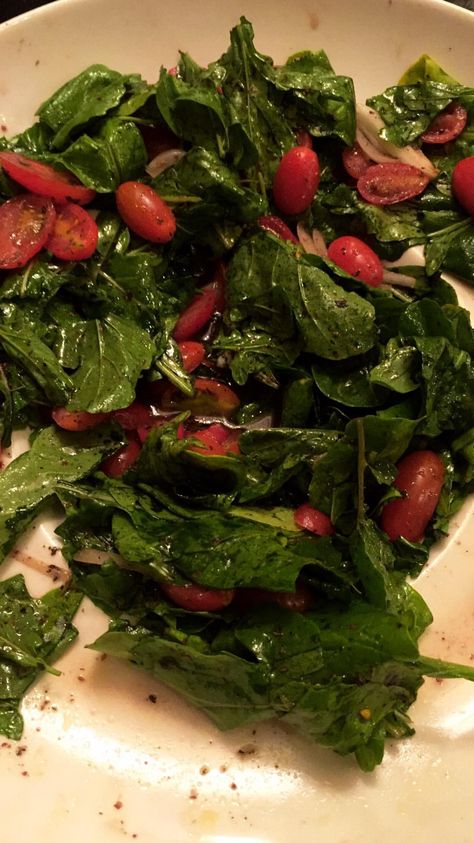 Rocca and tomatoes salad ✨✨ Tomato Salad Aesthetic, Pasta With Fresh Tomatoes, Tomatoes Salad, Salad Aesthetic, Favourite Food, Tomato Salad, Fresh Tomatoes, Seaweed Salad, I Love Food