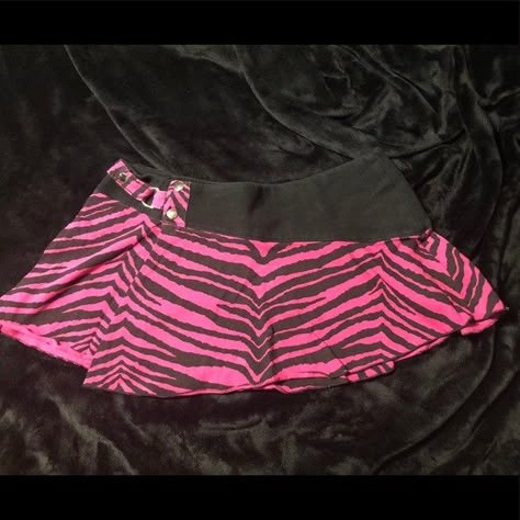 Street Walkin' Zebra (2003) "Heartbreaker, Lovetaker" mini skirt #97-75-G (pink zebra, white zebra) Babs Seed, Scene Skirt, Zebra Print Clothes, Scene Clothes, Pink Skirt Outfits, Zebra Skirt, Printed Skirt Outfit, Lip Service Clothing, Zebra Print Skirt