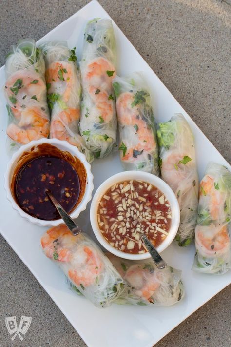 Vietnamese Fresh Spring Rolls with Shrimp + Peanut Sauce Vietnamese Fresh Spring Rolls, Chili Dipping Sauce, Resep Makanan Beku, Vietnamese Summer Rolls, Sweet Chili Dipping Sauce, Wraps Vegan, Fresh Spring Rolls, Spring Roll, Summer Rolls