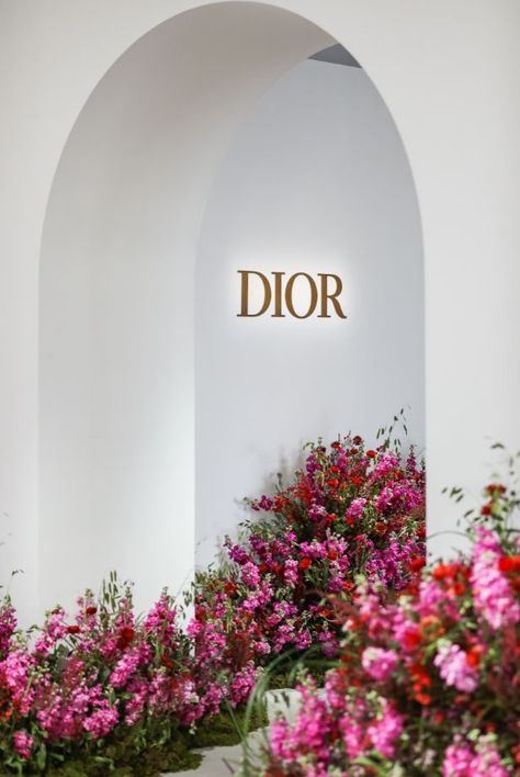 Dior Event Decoration, Dior Installation, Dior Backdrop, Dior Flower Wall, Dior Flowers, Wedding Backdrop Design, Flower Installation, What To Watch, Wedding Expo