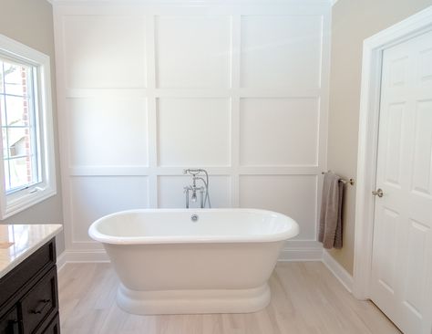 Wainscoting Bathroom, Accent Wall Ideas, Stand Alone Tub, House Bathrooms, Board And Batten Wall, Bathtub Walls, Corner Tub, Tub Surround, Bedroom Walls