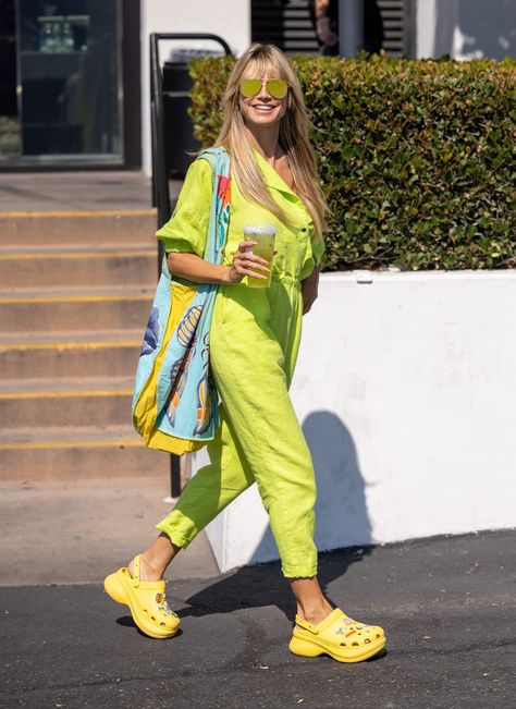 Heidi Klum Wore the Clunkiest, Ugliest Version of This Super Polarizing Shoe Crocs Clogs Outfits Style Women, Outfits With Platform Crocs, Croc Style Outfits, Crocs Airport Outfit, Crocs Platforms Outfit, Crocs Ootd, Platform Crocs Outfits, Crocs Styling, Croc Outfits Women