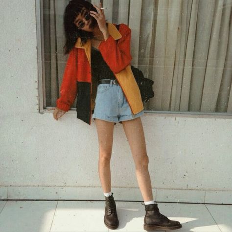 90s | High waist | Shorts | Brown boots | Grunge | Jacket | Black | Belt | Sunglasses | Round | Cute | Casual | Summer | Fall | Winter | Spring | Fashion Guys, 90s Fashion Grunge, Fashion 90s, 2024 Style, 90s Fashion Outfits, 90s Outfit, Jason Statham, Pink Lady, Outfit Trends