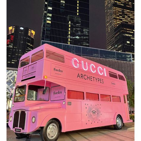 Bus Design Branding, Bus Restaurant, Mobile Fashion Truck, Gucci Garden, Fashion Truck, Mobile Beauty, Mobile Boutique, Gucci Brand, Food Truck Design