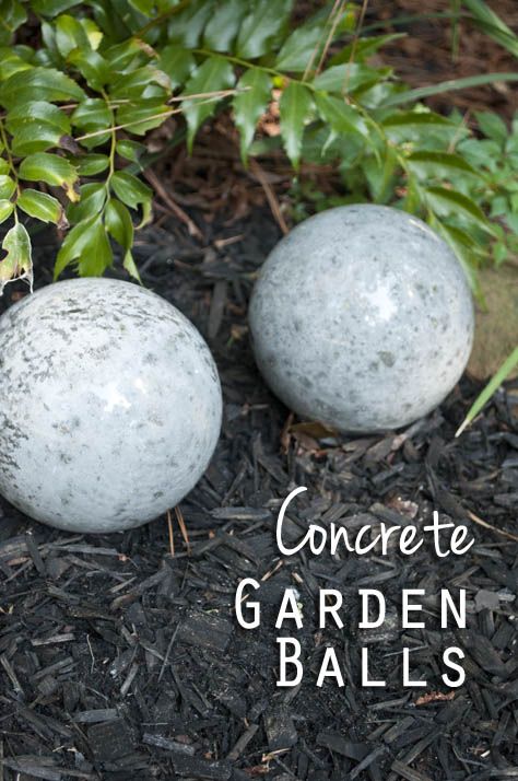 Easy DIY Concrete Garden Balls Concrete Balls, Stepping Stones Diy, Garden Frogs, Garden Globes, Diy Concrete Planters, Cement Garden, Garden Balls, Concrete Diy Projects, Diy Concrete