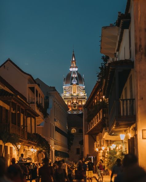 Cartagena at night - staying safe in Colombia Colombia Aesthetic, Colombia Travel Guide, Backpacking Destinations, Colombia Travel, Tropical Landscaping, Beautiful Country, Tips And Advice, Latin America, Travel Aesthetic