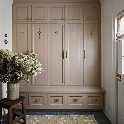 House of Jade Interiors | Drooling over this space from @weethhome 🤎 ⁠ ⁠ ⁠ Cabinet color: Benjamin Moore Whipped Mocha⁠ Wall T&G: Benjamin Moore Plaster of Paris⁠ 📸:... | Instagram Mud Room Bench Ideas, Room Bench Ideas, Modern Mudroom Design, Mud Room Colors, Beach House Mudroom, Built In Cubby, Mudroom Entry, Warm Grey Walls, Wooden Beams Ceiling