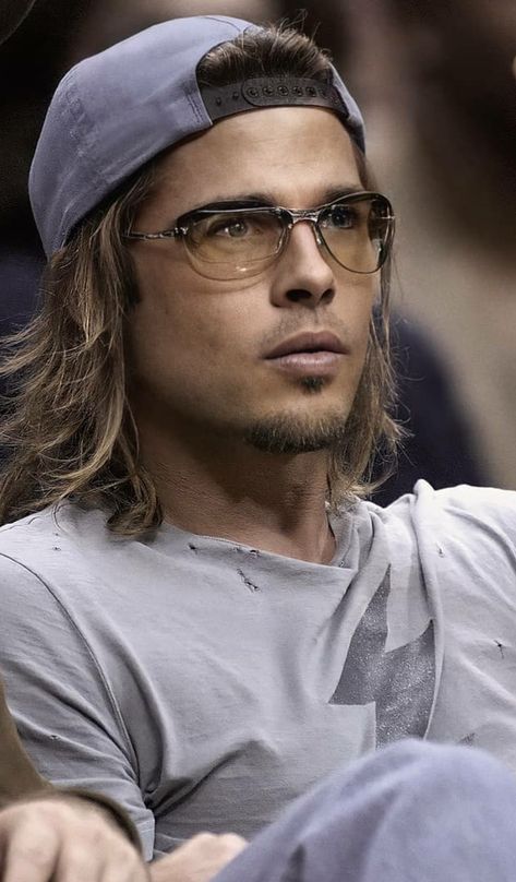 Brad Pitt Spiky Hair, Brad Pitt Long Hair, Brad Pitt Style, Brad Pitt Hair, Rocker Hair, Brad Pitt And Angelina Jolie, Middle Part Hairstyles, Boys Long Hairstyles, Boys Haircuts