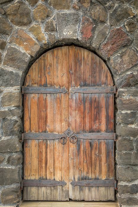 Rustic Arch Door, Medieval Doors, Tudor Decor, Medieval Door, Garage Workshop Plans, Hobbit Door, Castle Doors, Gothic Buildings, Rustic Door