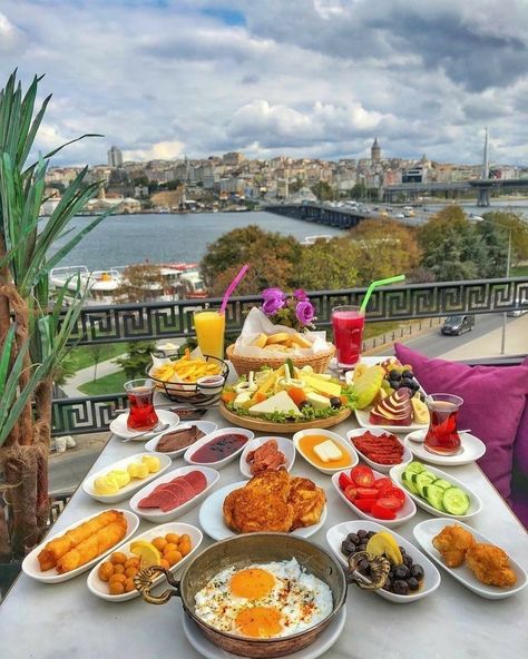 Breakfast Presentation, Romantic Breakfast, Fancy Breakfast, Turkish Breakfast, Breakfast Platter, Traditional Breakfast, Luxury Food, Food Places, Food Platters