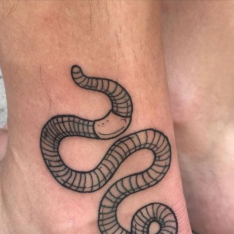 vivianbeastjaw on Instagram: "Worms worms worms. I’ll never get sick of doing these little guys.  . . #worm#wormtattoo#compost#wormclub#wormtattoo#femaletattooartist" Earthworm Tattoo, Earthworm Drawing, Worm Tattoo, Spooky Flash, Worm Drawing, Character Tattoos, Nature Tattoo Sleeve, Nature Tattoo, Cartoon Character Tattoos