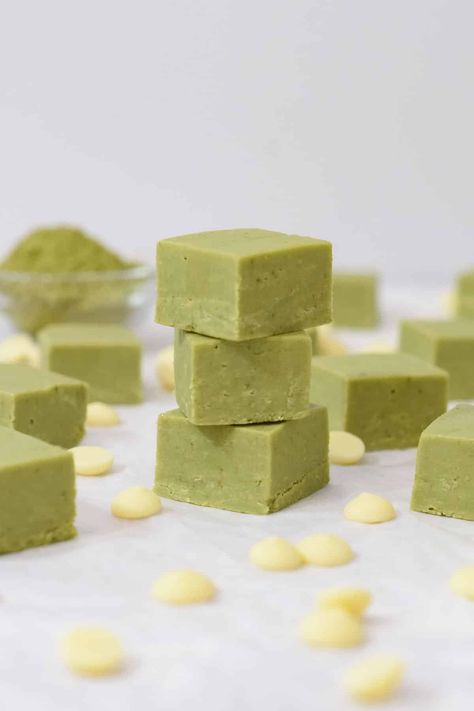 The best easy matcha chocolate fudge recipe. This white chocolate green tea fudge is soft, creamy and full of rich matcha flavour! Made in the microwave with only 3 ingredients, it's super easy and quick to make. This matcha fudge is deliciously similar to nama matcha chocolate too! Matcha Chocolate, Fudge Recipes Chocolate, Flavored Tea, Baked Dessert Recipes, Matcha Green Tea, Baking Tins, Chocolate Fudge, Fudge Recipes, Milk Tea