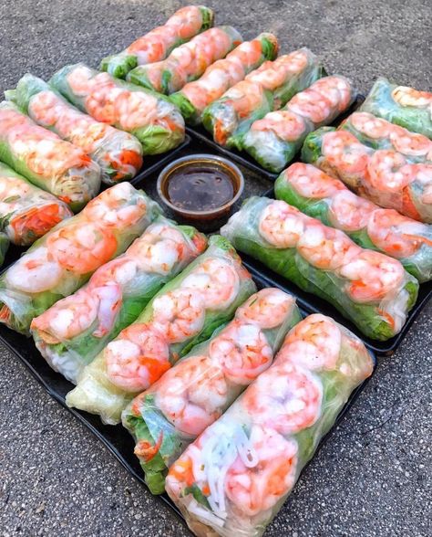 Vietnam Spring Roll, Vietnam Roll, Fresh Spring Rolls Recipe, Vietnam Food, Refreshing Food, Spring Roll, Vietnamese Cuisine, Healthy Food Motivation, Spring Rolls