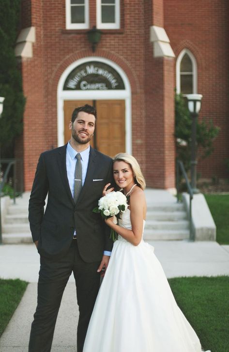 Tall Boy Short Girl, Pre Wedding Photoshoot Beach, Marriage Poses, Bride Groom Photoshoot, Prenuptial Photoshoot, Short Bride, Groom Photoshoot, Wedding Portrait Poses, Bride Groom Photos