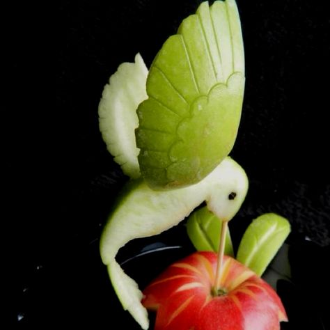 Apple hummingbird... amazing... Fruit Sculptures, Fruits Decoration, Fruit Creations, Decorações Com Comidas, Food Sculpture, Fruit Displays, Fruit And Vegetable Carving, Amazing Food Art, Creative Food Art