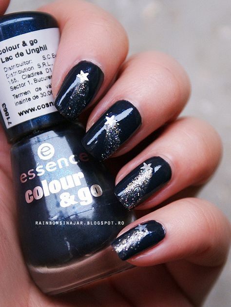 Shooting stars. Perfect: a black that's NOT goth. Love. It's like the perfect little black dress but for your nails Black Silver Nail Art, Toe Nail Art Designs, Goth Love, Stars Nails, Nail 2024, Star Nail Designs, Silver Nail Art, Star Nail, Star Nail Art