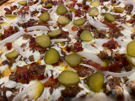 Big Mac Pizza Recipe Garlic Lamb Chops, Big Mac Pizza, Homemade Italian Pizza, Baked Turkey Wings, Hamburger Pizza, Shrimp Pasta Salad, Pizza Pies, Tea Sandwiches Recipes, Pizza Crust Recipe