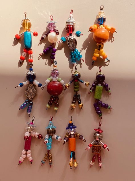 Bead People Diy, Bead Projects Ideas, Sleepover Crafts, Bead People, Beaded People, Pop Jewelry, Bead Charms Diy, Diy Crafts To Do, Beaded Crafts