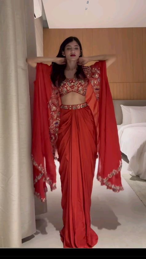 Revealing Indian Outfit, Wine Colour Dress Indian, Indian Women Outfits, Red Saree Look Modern, Groom Sister Dress Indian Outfit, Mehndi Dress Ideas, Mehandi Outfit Ideas, Mehndi Outfit Ideas, Dhoti Style Dresses