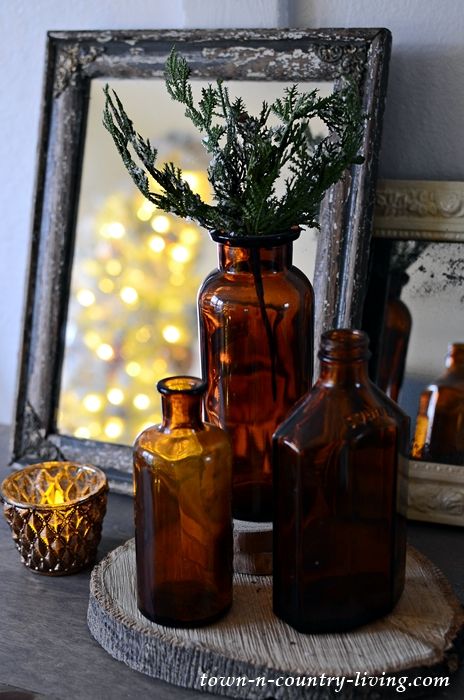 Brown Bottle Decor, Amber Tablescape, Amber Christmas Decor, Modern Winter Decor, Brown Moodboard, Country Style Christmas, Industrial Cottage, Christmas Vignette, Christmas Tree Decorations Ideas