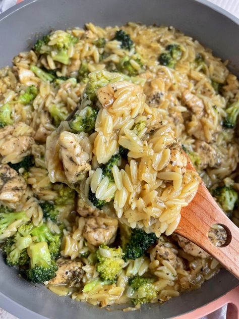 Broccoli Cheddar Chicken Orzo - thechowdown Orzo Meal Prep Recipes, Chicken Broccoli Orzo Recipes, Orzo Chicken Broccoli, Ground Chicken And Orzo, Ground Chicken Orzo Recipes, One Pot Chicken Orzo Recipes, Orzo Broccoli Recipes, Chicken Orzo Recipes Healthy, Simple Orzo Recipes