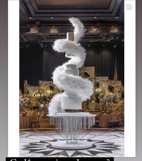 Wedding Cake Simple Elegant, Queen Cake, Wedding Cake Setting, Extravagant Wedding Cakes, Elegant Wedding Themes, Dream Wedding Reception, Wedding Hall Decorations, Big Wedding Cakes, Creative Wedding Cakes