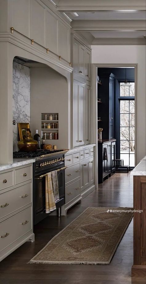 Range Nook Kitchen, French Transitional Kitchen, Transitional European Interior Design, Mixed Material Kitchen, Range Nook, Colonial Kitchen, Classic Kitchen Design, Classic Kitchens, Kitchen Decorating