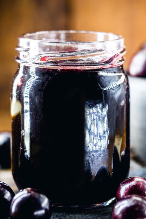 Homemade Grape Jelly Recipe - Made With Fresh Grapes or Juice Grape Jelly Recipe, Grape Jam Recipe, Homemade Grape Jelly, Concord Grape Jelly, Grape Jam, Canning Jam, Grape Recipes, Jelly Recipe, Grape Jelly