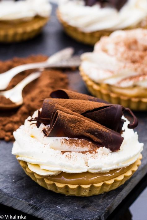 Banoffee Tartlets. Dulce de leche, mascarpone cream and chocolate curls. What could be better! Banoffee Tartlets, Banoffee Tart, Pie Pops, Mascarpone Cream, Chocolate Curls, Sweet Pie, Sweet Tarts, Tart Recipes, Eat Dessert