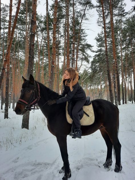 Horses In Snow, Horsey Life, Horse Riding Aesthetic, Snow Photoshoot, Horseback Riding Outfits, Mountain Aesthetic, Winter Horse, Forest Scenery, Farm Photography