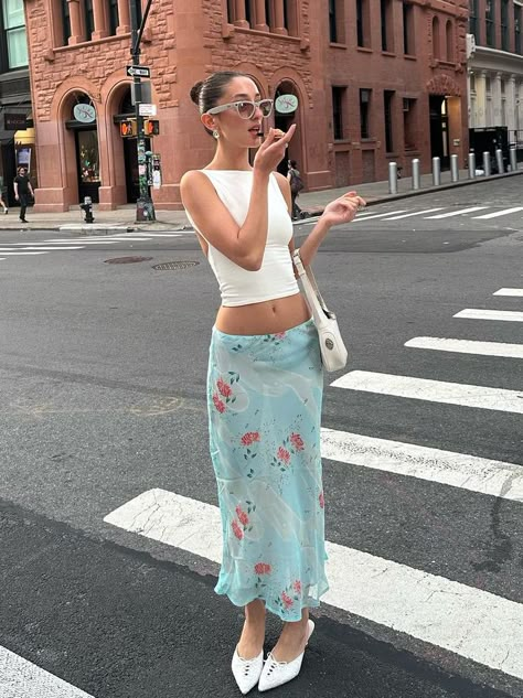 Vintage Slip Skirt Outfit, Bella Venice, Floral Skirt Outfits, Euro Summer, Vestidos Vintage, Slip Skirt, Summer Inspo, Fits Inspo, Carrie Bradshaw