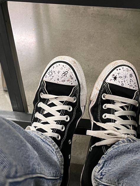 Draw On Converse, Things To Draw On Converse Grunge, Converse Doodles, Shoe Doodles, Drawing On Converse, Decorated Converse, Spider Man Shoes, Best Sneakers For Men, Diy Converse