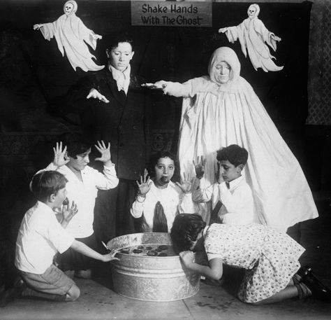 Vintage Halloween of children "shake hands with the ghost," bobbing for apples into a tub at Halloween. Vintage Bizarre, Halloween History, Vintage Halloween Party, Vintage Halloween Photos, What Is Halloween, Vintage Ghost, Crazy Costumes, Creepy Vintage, Rocky Horror Show