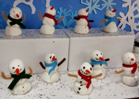 Clay Projects Kids, Hazelwood School, 1st Grade Art, Crayola Model Magic, Diy Snowman Decorations, Winter Theme Preschool, Kindergarten Art Lessons, Winter Activities Preschool, Kindergarten Art Projects