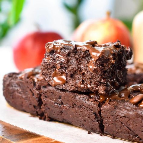 Applesauce Brownies (3 Ingredients, No Eggs, No Dairy) Brownies 3 Ingredients, Applesauce Brownies, Healthy Vegan Brownies, 3 Ingredient Brownies, Sugar Free Brownies, Brownie Recipes Healthy, Banana Brownies, Vegan Brownies, Vegan Whipped Cream