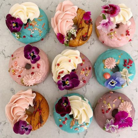 Donuts At Home, Donut Ideas, Donut Decorating Ideas, Pastel Desserts, Dessert Inspiration, Donut Decorations, Dessert Station, Bakery Ideas, Pretty Dessert