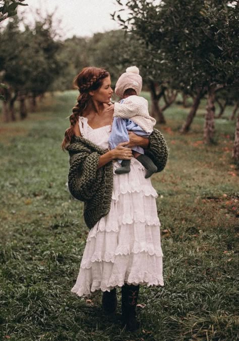 Cottage Core Vibes, Amber Fillerup Clark, Cosy Outfit, Casual Denim Jeans, Amber Fillerup, Spooky Stories, Basic Cardigan, Chunky Cardigan, Pregnancy Outfits