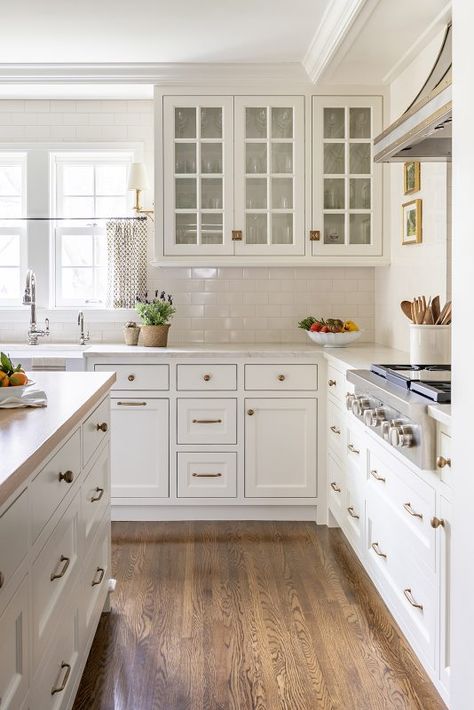 Classic Transitional Kitchen, Stark White Kitchen Cabinets, Classical White Kitchen, Kitchen Remodel Traditional, Traditional Kitchen White Cabinets, Country Traditional Decor, Classic Kitchen Renovation, Classic Cream Kitchen, Quarts Counter Tops Kitchen White Cabinets