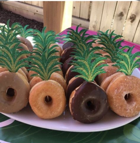 Hawai Party, Tropisk Fest, Hawaii Birthday Party, Pineapple Crown, Luau Party Food, Spongebob Birthday Party, Tropical Birthday Party, Hawaiian Party Decorations, Flamingo Birthday Party