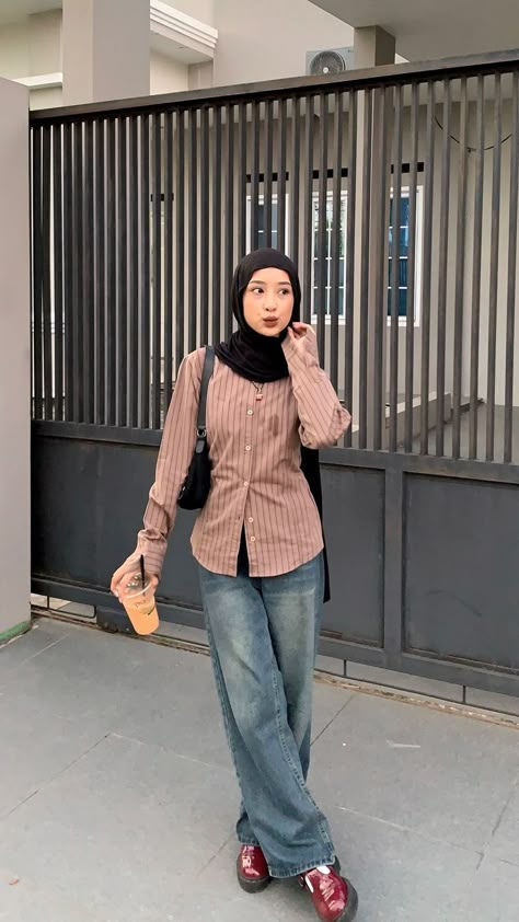 First Date Hijab Outfit, Fashion Inspo Hijab, Hijab Cute Outfit, Outfit Inspo For Hijabis, Hijab Inspo Outfit, Cute Outfits Hijab, Kemeja Outfit Hijab, Cool Hijab Outfit, Outfit Dress Hijab