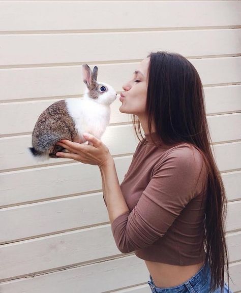 Rabbit Village, Bunny Breeds, Rabbit Photography, Love Bunnies, Rabbit Photos, Beautiful Friendship, Cute Bunny Pictures, Bunny Mom, Funny Rabbit