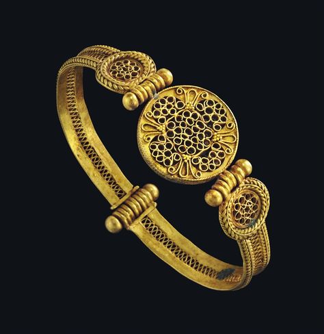 A BYZANTINE GOLD BRACELET -  CIRCA 11TH-12TH CENTURY A.D. Byzantine Gold, Byzantine Jewelry, Ancient Jewels, Ancient Jewellery, Historical Jewellery, Medieval Jewelry, Golden Jewelry, Greek Jewelry, Ancient Jewelry