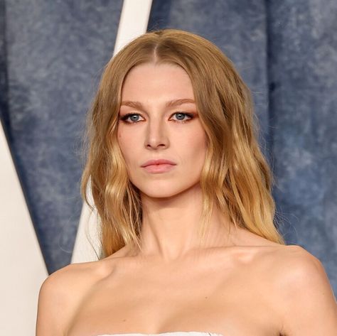 Icon Celebrities, Hunter Schafer Red Carpet, Purva Ashada, Hunter Schafer Golden Globes, Hunter Schafer Targaryen, Hunter Schafer Feather, Blonde Actress, Targaryen Women, Euphoria Makeup Hunter Schafer