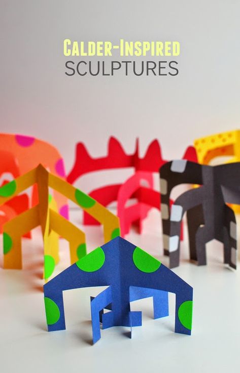 Easy Kids art idea- Make Calder-inspired paper sculptures! Classe D'art, 3d Art Projects, Sculpture Lessons, Easy Art For Kids, 3rd Grade Art, Paper Sculptures, Sculpture Projects, Elementary Art Projects, Homeschool Art